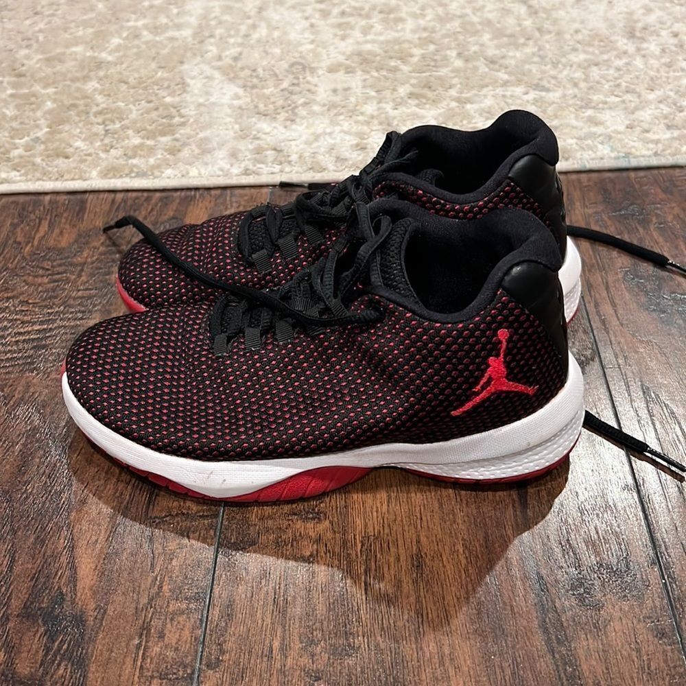 AIR JORDAN B.FLY BG BLACK / GYM RED-WHITE - MESH - Size 5y Youth women’s 6.5 EUC